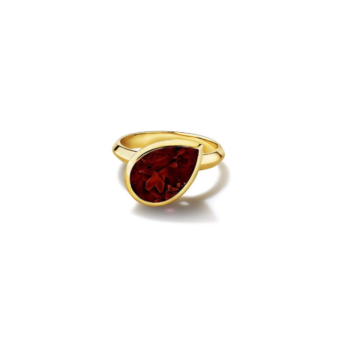 MoAnA LUU Dlo pear-shaped garnet ring in 18K yellow gold, featuring a cane-woven frame inspired by traditional Caribbean fish traps, reflecting the house’s vision of Creole-inspired fine jewelry crafted in New York.