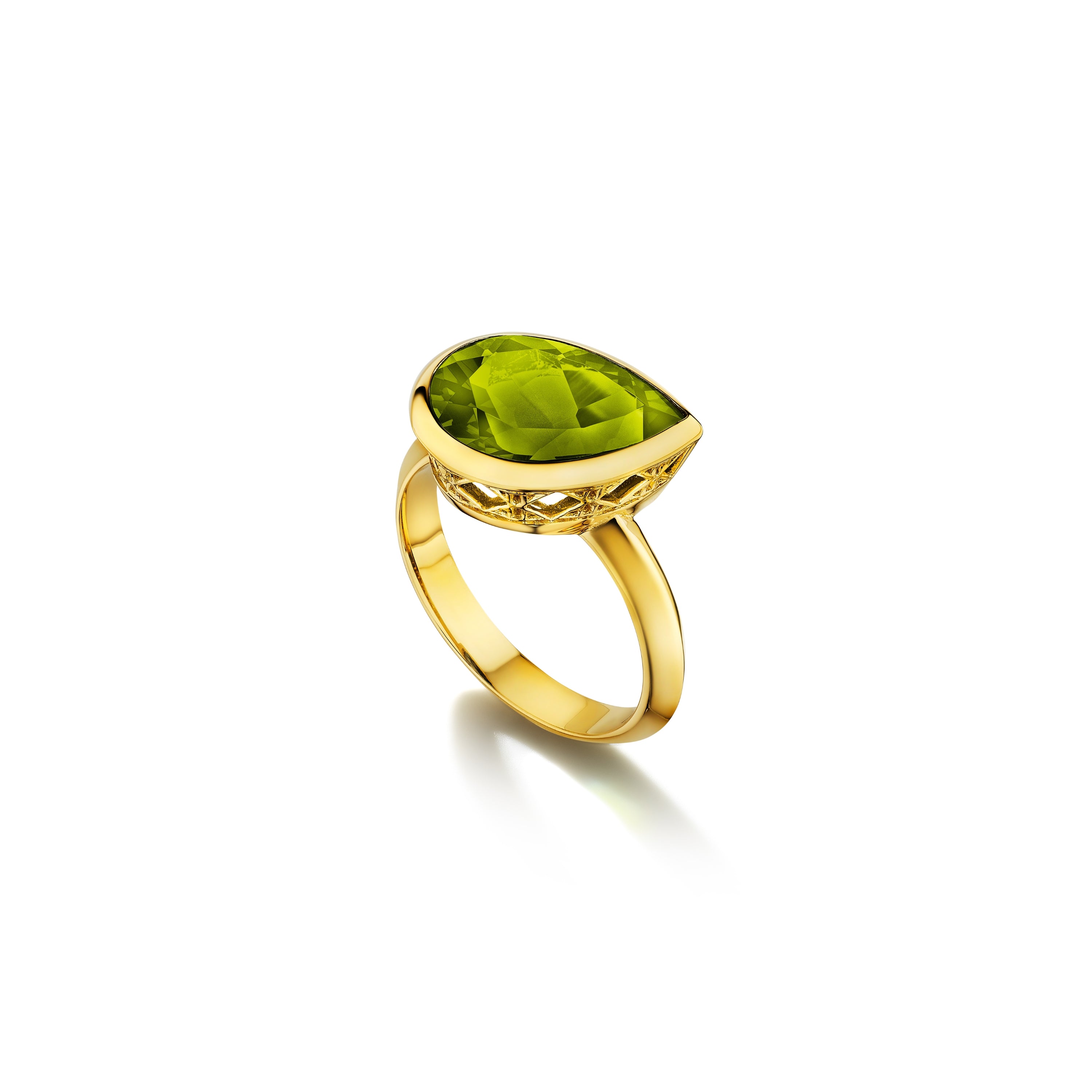 MoAnA LUU Dlo pear-shaped peridot ring in 18K yellow gold, featuring a cane-woven frame inspired by traditional Caribbean fish traps, reflecting the house’s vision of Creole-inspired fine jewelry crafted in New York.