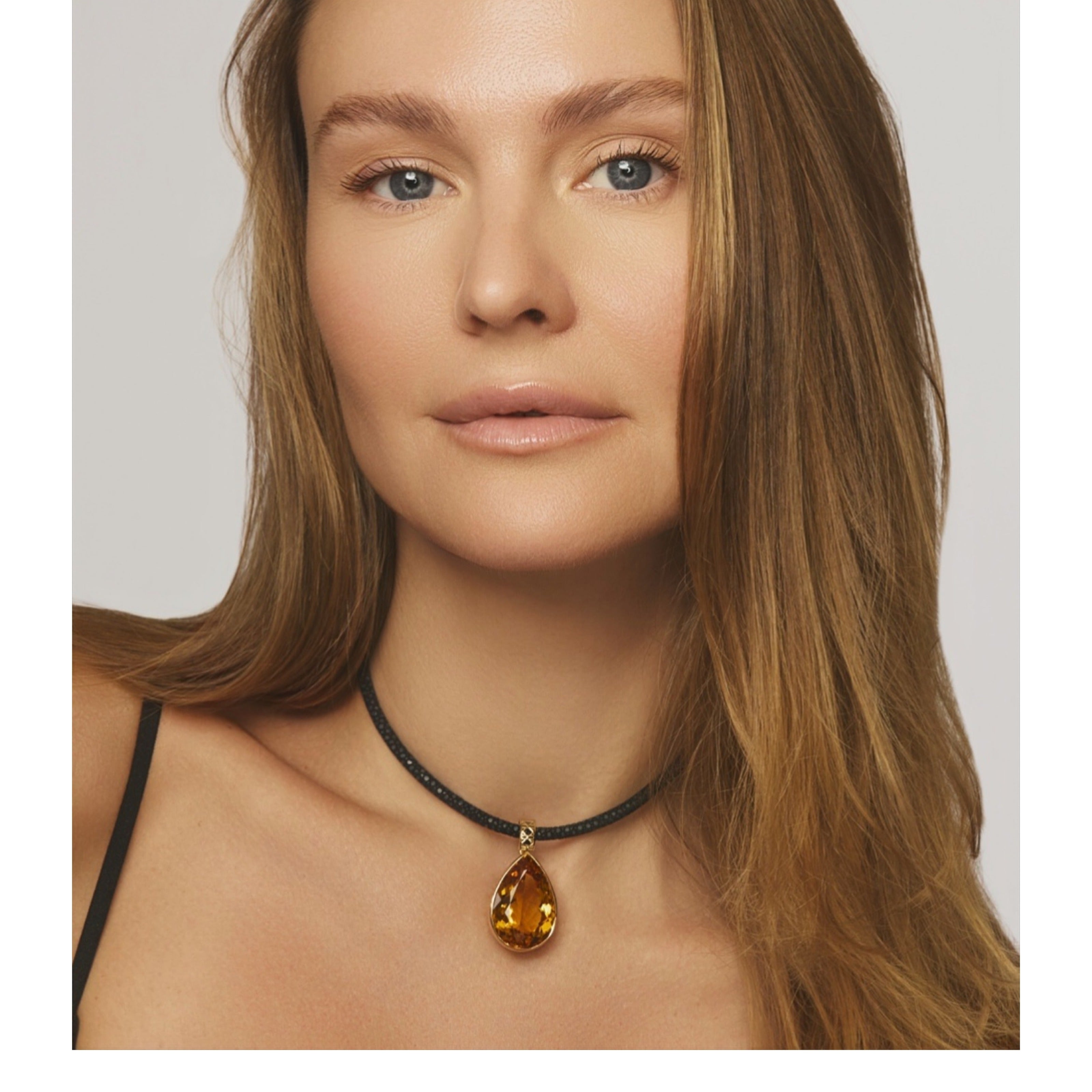 Maxi Dlo Pear Shape pendant, 18K Yellow Gold and Citrine on Stingray leather cord
