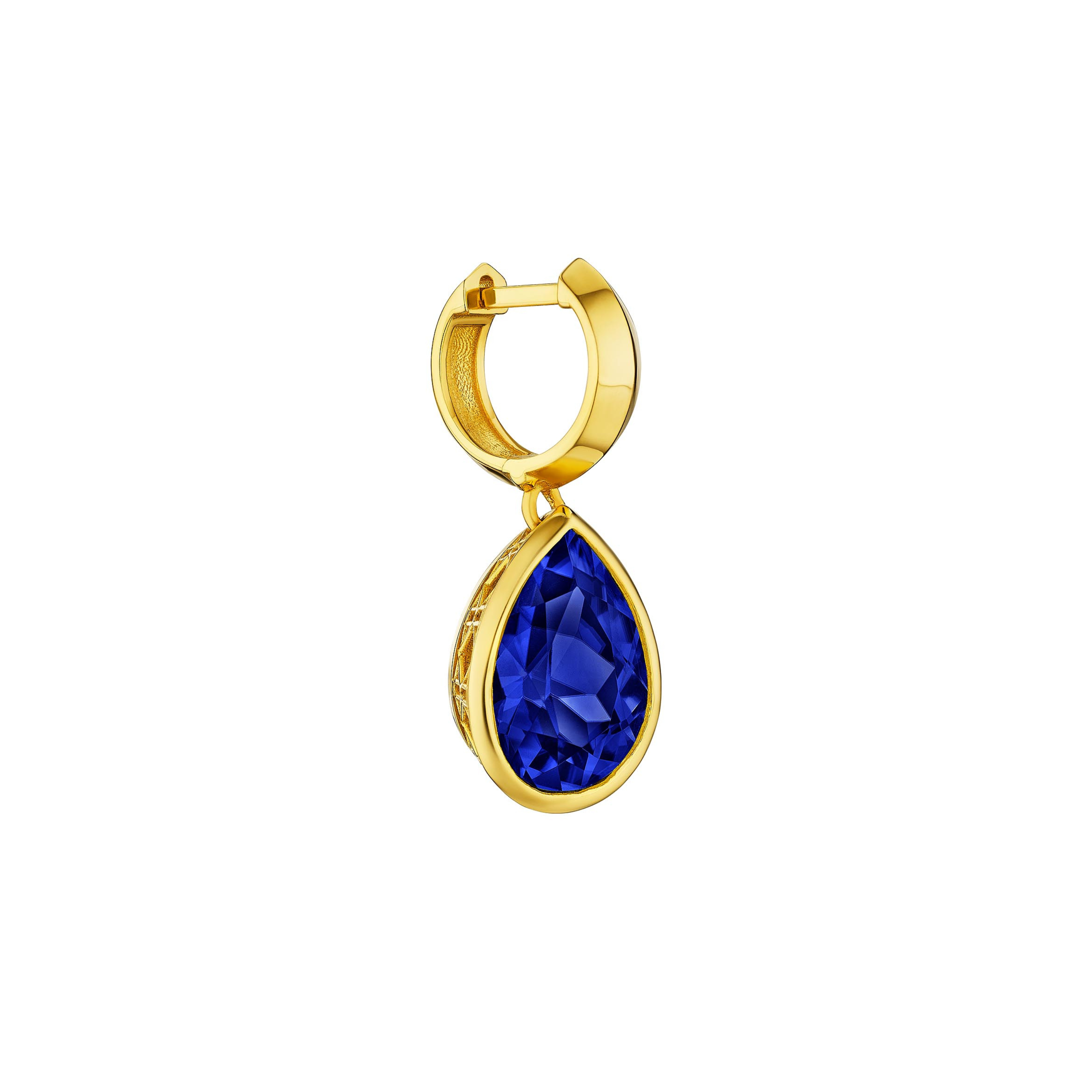 MoAnA LUU Dlo pear-shaped blue sapphire in 18K yellow gold, featuring a cane-woven frame inspired by traditional Caribbean fish traps, reflecting the house’s vision of Creole-inspired fine jewelry crafted in New York.