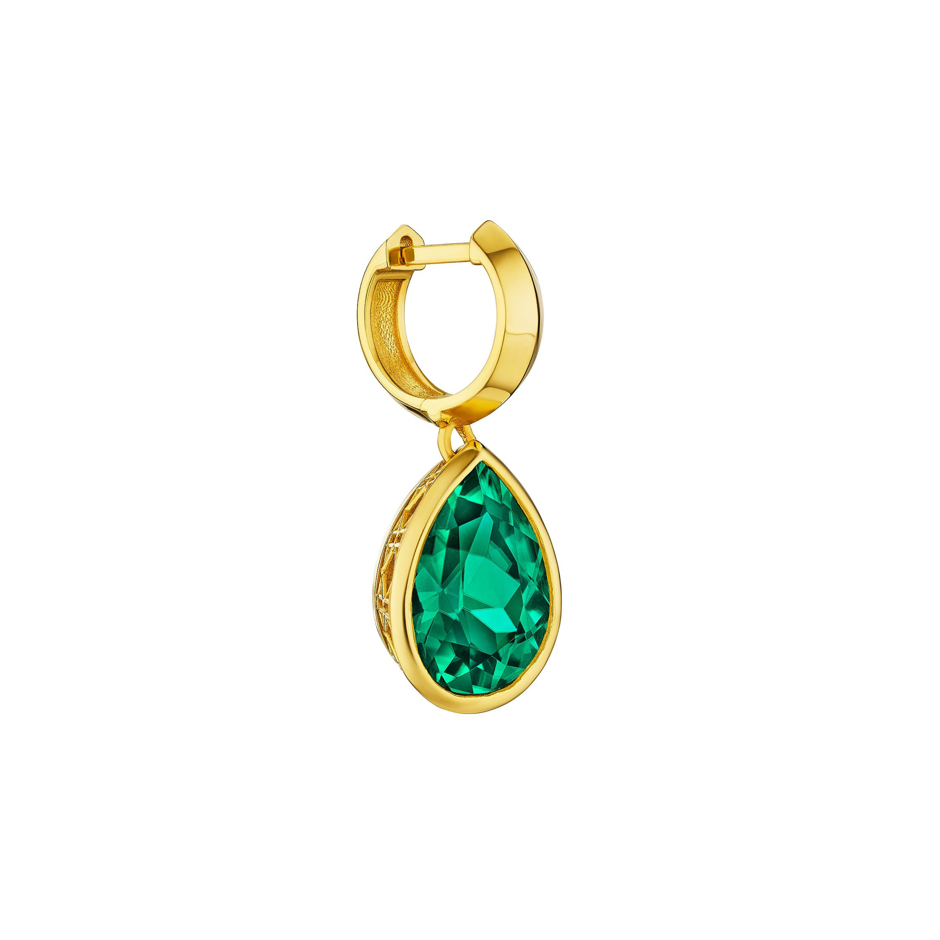 MoAnA LUU Dlo pear-shaped emerald earring in 18K yellow gold, featuring a cane-woven frame inspired by traditional Caribbean fish traps, reflecting the house’s vision of Creole-inspired fine jewelry crafted in New York.