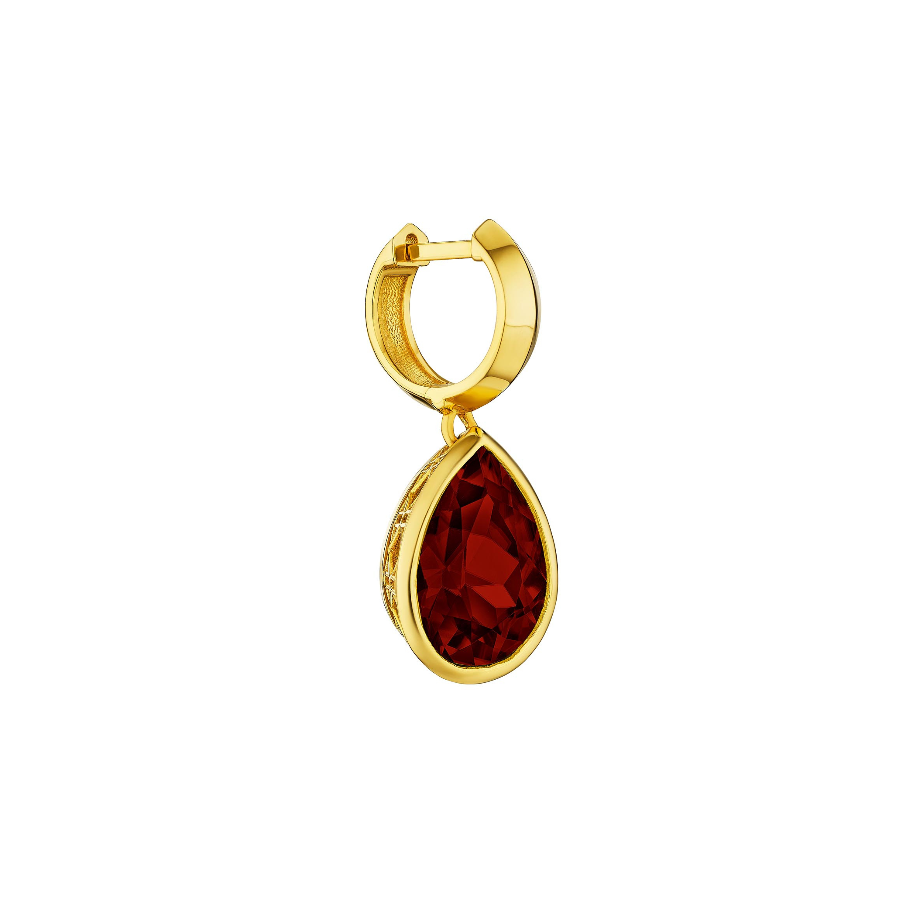 MoAnA LUU Dlo pear-shaped garnet earring in 18K yellow gold, featuring a cane-woven frame inspired by traditional Caribbean fish traps, reflecting the house’s vision of Creole-inspired fine jewelry crafted in New York.