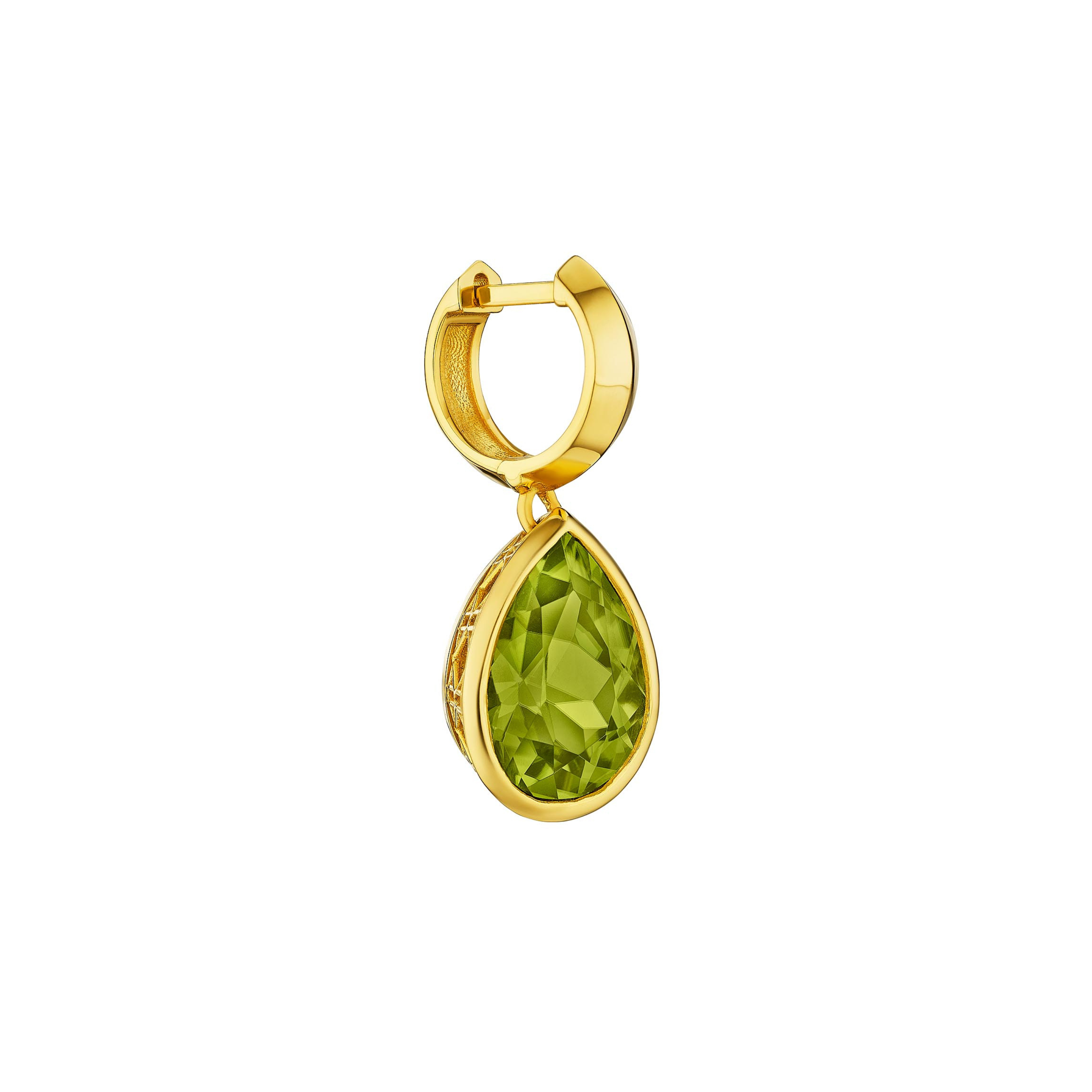 MoAnA LUU Dlo pear-shaped peridot earring in 18K yellow gold, featuring a cane-woven frame inspired by traditional Caribbean fish traps, reflecting the house’s vision of Creole-inspired fine jewelry crafted in New York.