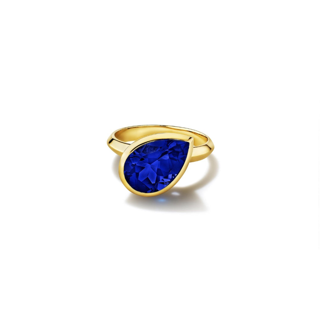 MoAnA LUU Dlo pear-shaped blue sapphire ring in 18K yellow gold, featuring a cane-woven frame inspired by traditional Caribbean fish traps, reflecting the house’s vision of Creole-inspired fine jewelry crafted in New York.