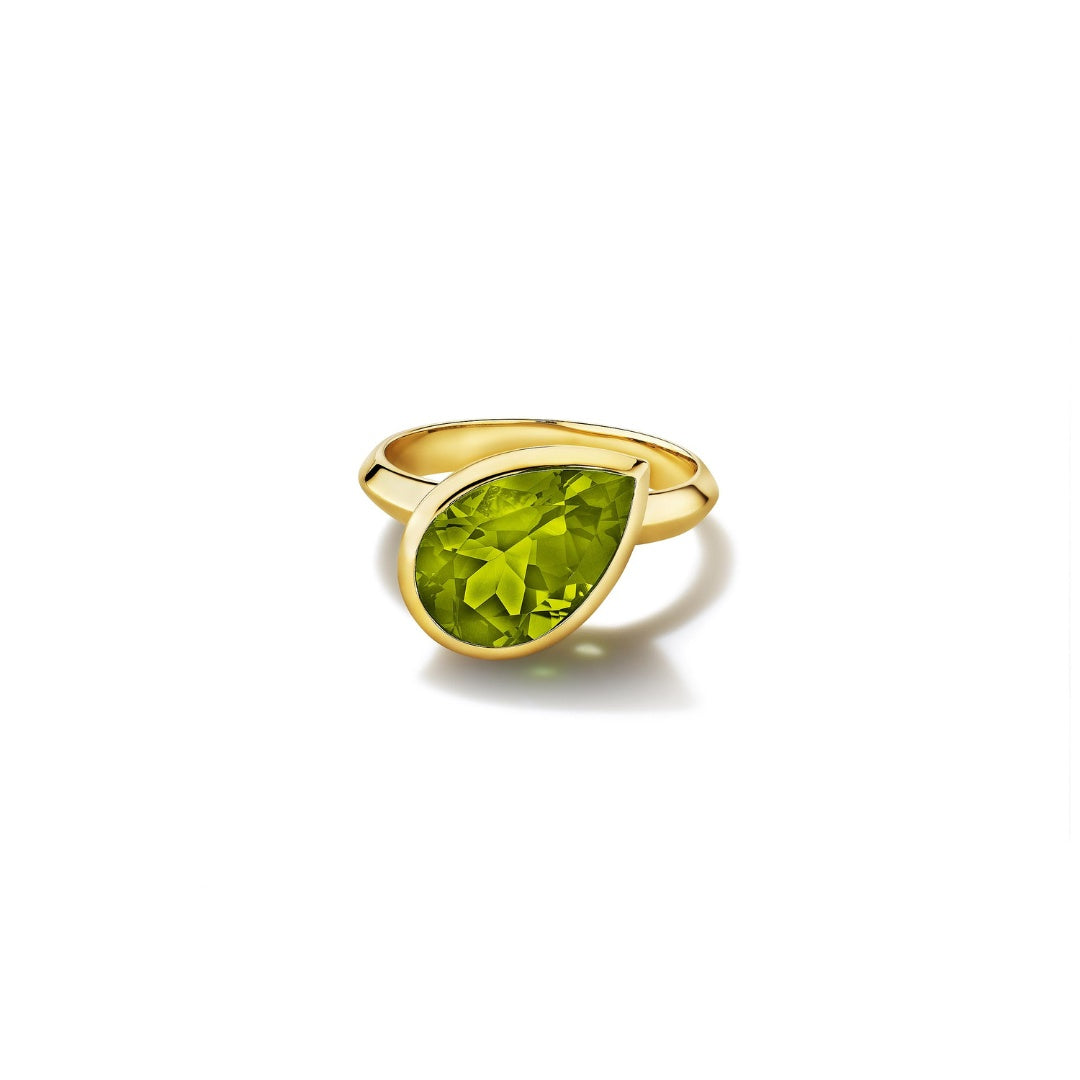 MoAnA LUU Dlo pear-shaped peridot ring in 18K yellow gold, featuring a cane-woven frame inspired by traditional Caribbean fish traps, reflecting the house’s vision of Creole-inspired fine jewelry crafted in New York.