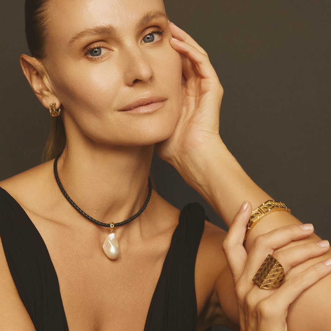 MoAnA LUU fine jewelry worn on model, featuring Abyss leather choker baroque pearl, paired with Doudou gold earrings, bracelet and ring inspired by Creole craftsmanship.